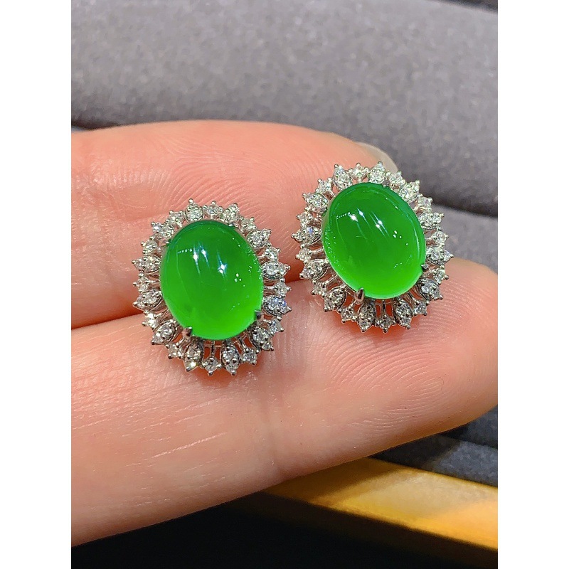 Earrings - アイスタイプの陽気な緑色のジェダイトイヤリング、ミャンマー産の天然で本物のもの、1Kゴールドに楕円形のインペリアルグリーンをセット。
