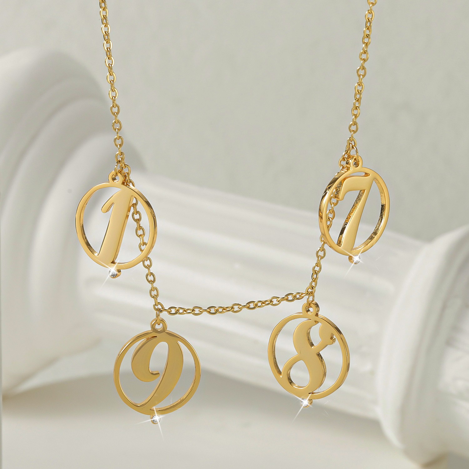 Initial Letter Necklace 18K Gold - 18Kゴールドのラウンドナンバーペンダントにダイヤモンドをあしらった、カスタマイズ可能なハローマルチイニシャルネックレス。輝くクリスタルネックレスは、女性へのギフトに最適なジュエリーです。