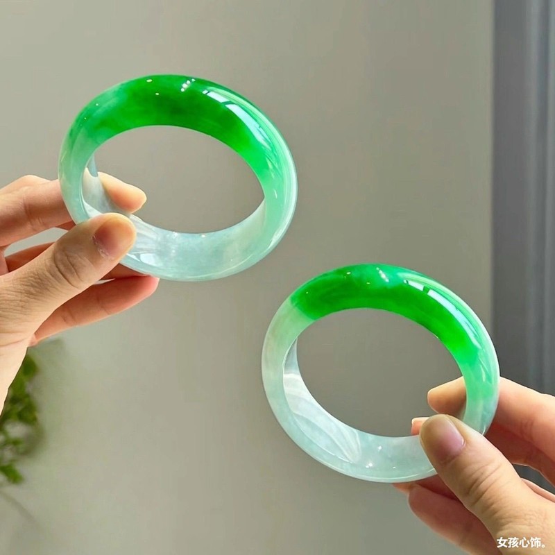Bracelets - ミャンマー産の天然ブレスレット（女の子向け）、クラシックな丸型、緑の光を帯びた古鉱山産のアイスジェダイト、半景観翡翠