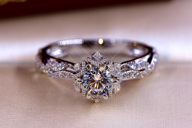 Moissanite Engagement Ring 1 Carat - ホローフラワースター S925 スターリングシルバーリング 1カラットジルコンリング モザンビーク産ダイヤモンド付き ロマンチックな婚約指輪