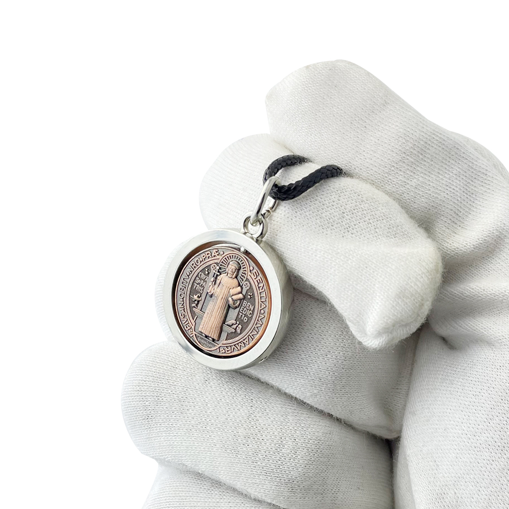 Necklaces - 新しい聖ベネディクトメダルネックレス カトリック保護十字架ペンダント 男女兼用 悪魔祓い宗教ジュエリー 祝福されたお守り 聖なる贈り物