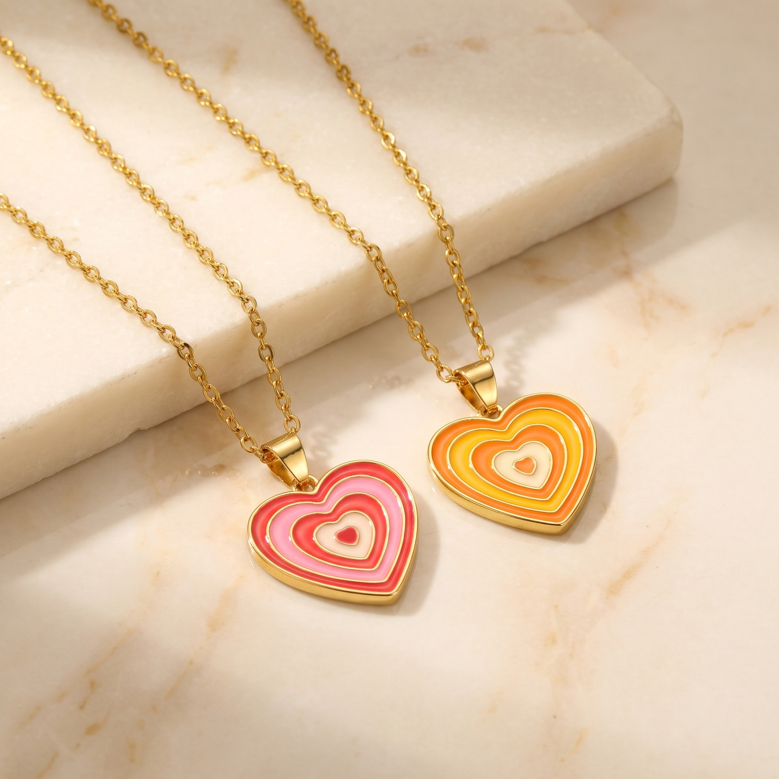 Layered Pendant Necklace Aesthetic - Y2Kスタイルのレイヤードエナメルハートペンダントネックレス（女性用）、色褪せ防止ステンレススチールチェーン（40cm-55cm）、エステティックジュエリー