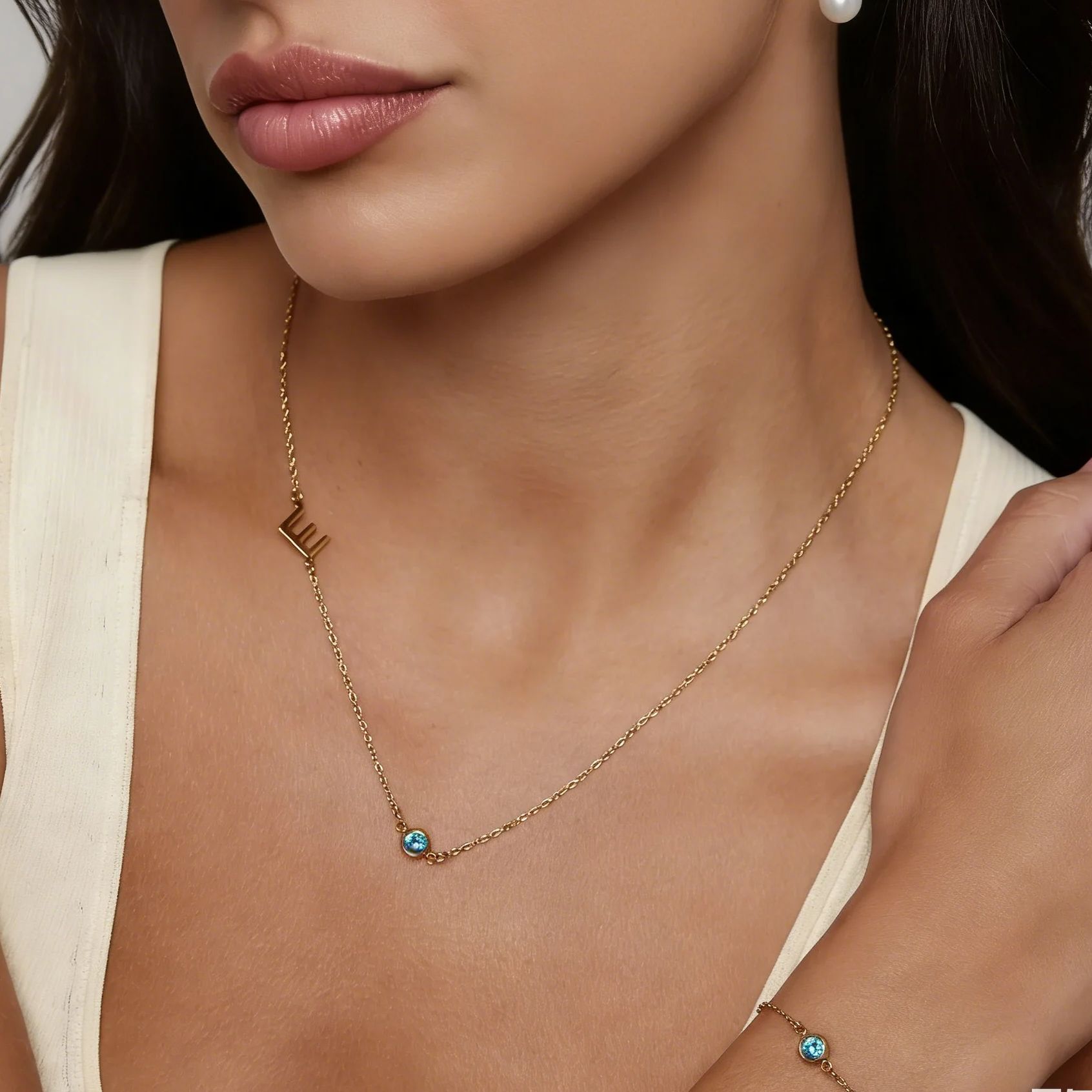 Initial Letter Necklace 18K Gold - サイドセットイニシャルバースストーンネックレス 18Kゴールドメッキネックレス カスタムバースストーンジュエリー ラグジュアリージュエリー ミニチャームギフト ママへのプレゼント