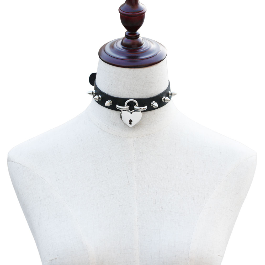 女性のためのイミテーションレザーのパンクチョーカーネックレス - Goth Punk Spike Choker のレビューと価格
