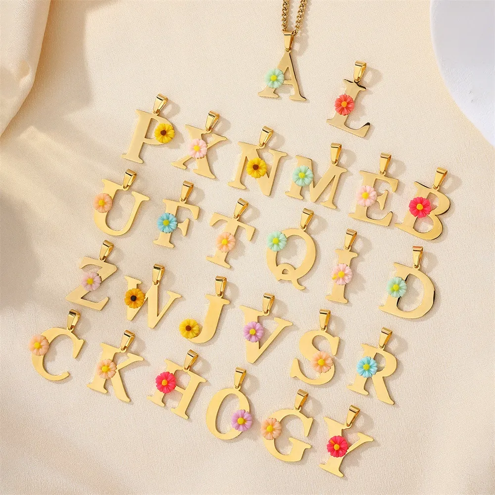 パーソナライズされたデイジーイニシャルレターネックレス カス - Initial Letter Necklace 18K Gold のレビューと価格