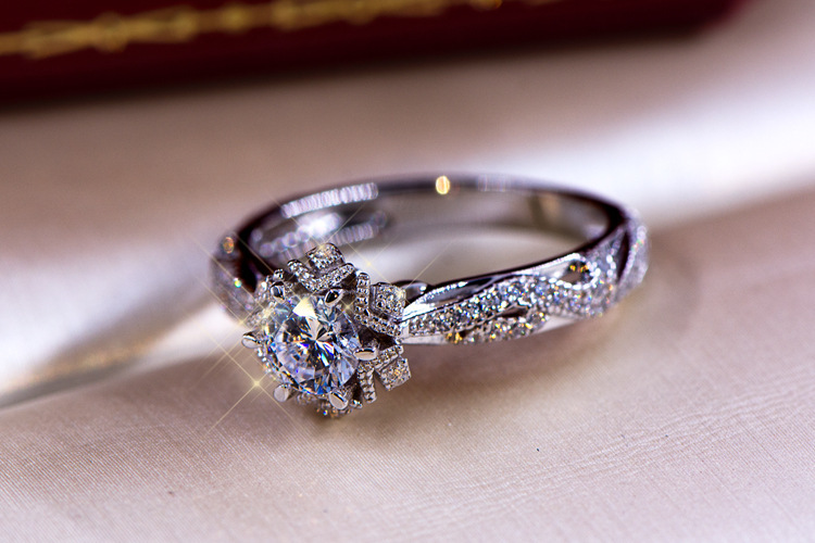 ホローフラワースター S925 スターリングシルバーリング  - Moissanite Engagement Ring 1 Carat のレビューと価格