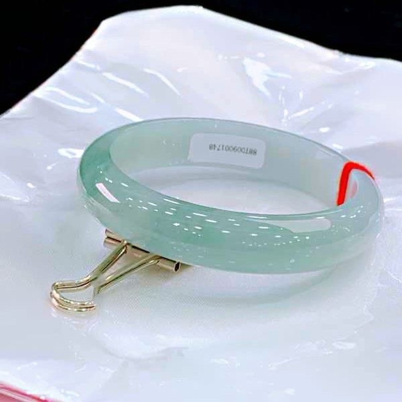 ミャンマー産天然アイスジェダイト、女性用ライトグリーンジェイ - Bracelets のレビューと価格