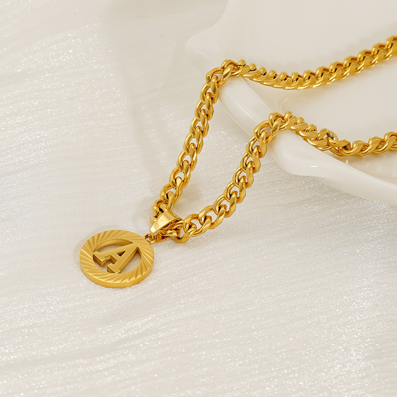 ステンレス製5mmキューバンチェーンイニシャルネックレス18 - Initial Letter Necklace 18K Gold のレビューと価格