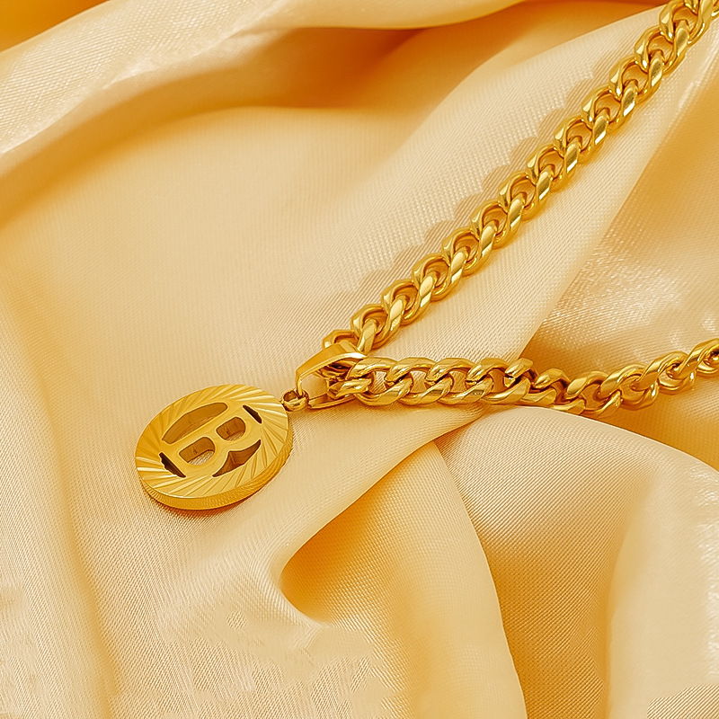 ステンレス製5mmキューバンチェーンイニシャルネックレス18 - Initial Letter Necklace 18K Gold のレビューと価格