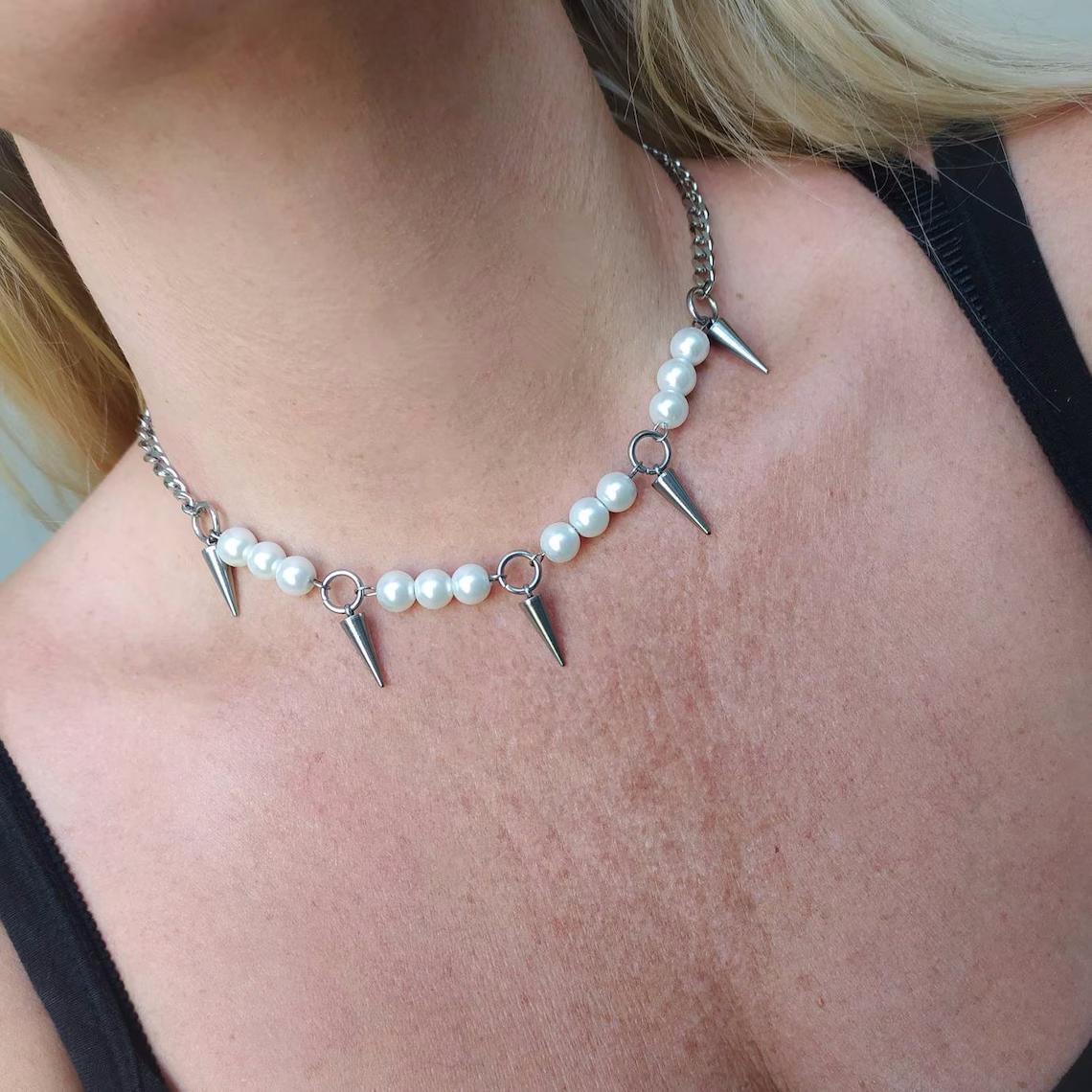 女性のための刺激的なパールスパイクネックレス,韓国のファッシ - Goth Punk Spike Choker のレビューと価格