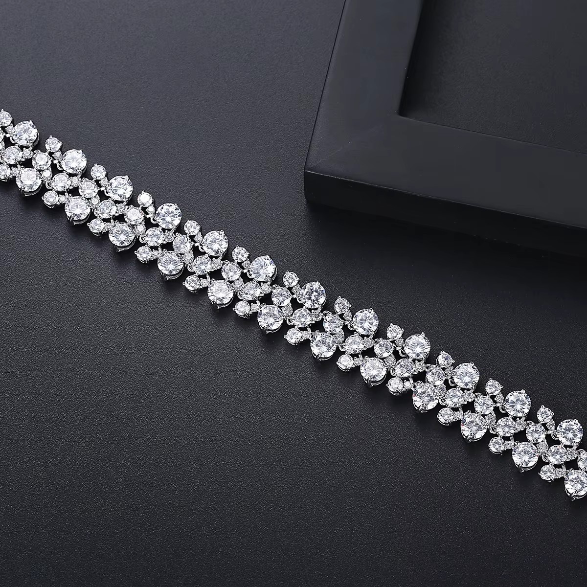 LUOTEEMI 3 層キュービックジルコニアチョーカー女性 - Layered Pendant Necklace Aesthetic のレビューと価格