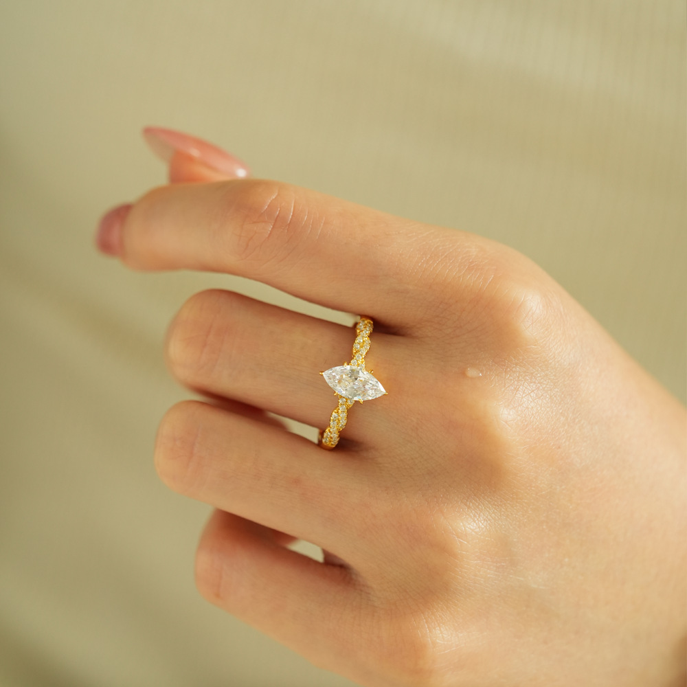 Lumira 100% 18K ゴールド マーキスカット 1 - Moissanite Engagement Ring 1 Carat のレビューと価格
