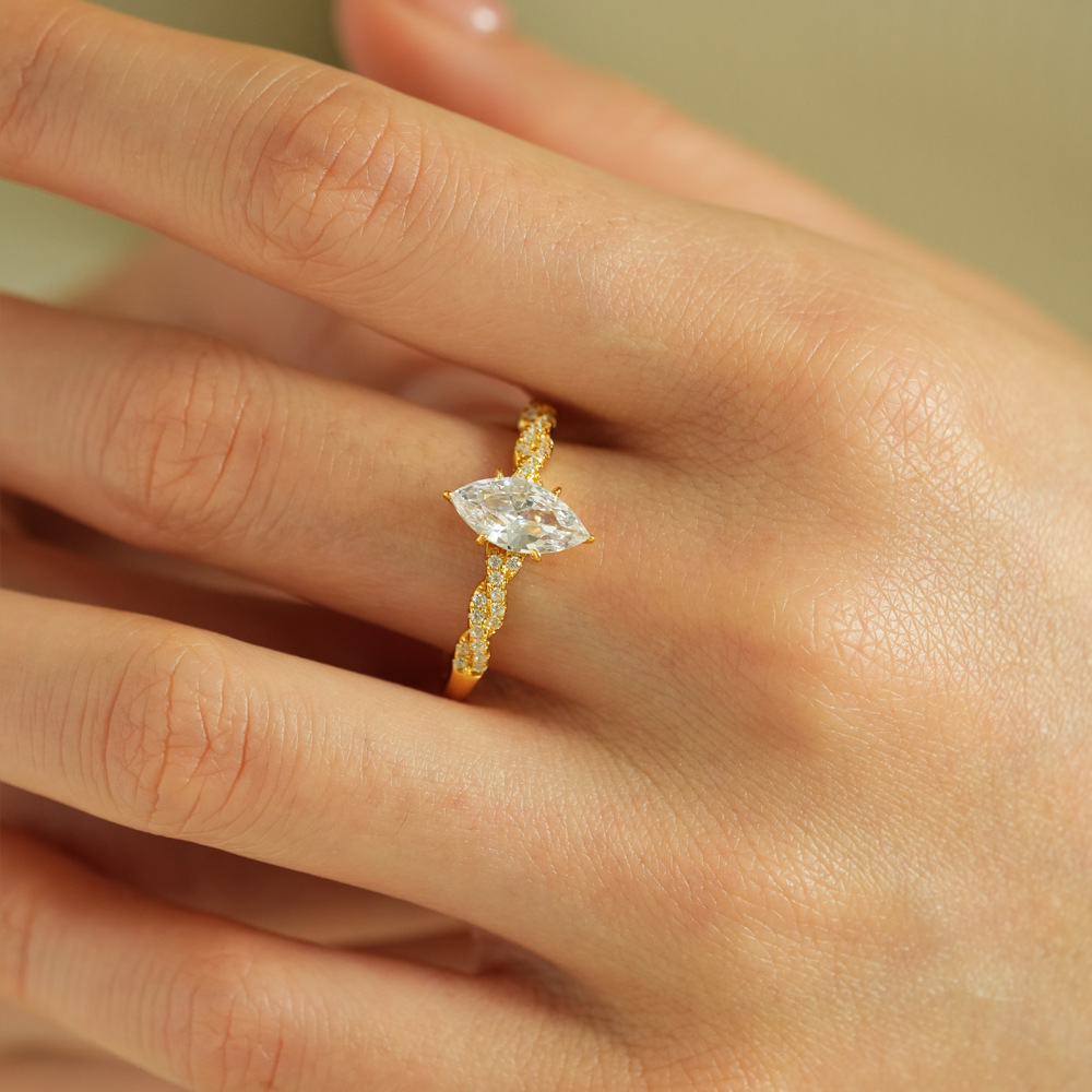 Lumira 100% 18K ゴールド マーキスカット 1 - Moissanite Engagement Ring 1 Carat のレビューと価格